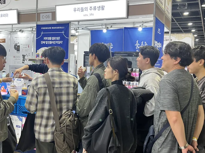 부스를 둘러싼 방문객들
